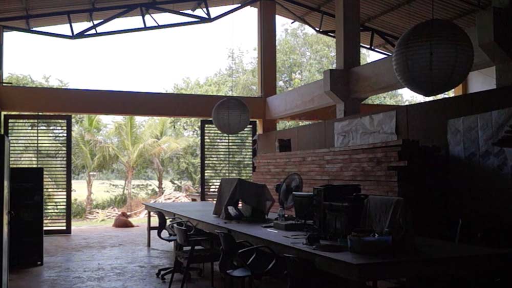 এই বাড়িতে সে অর্থে কোনও দেওয়াল নেই। সবই জানলার মতো ফাঁক ফাঁক। তবুও ইনি কারুকার্য করে এমন বানিয়েছেন, যাতে ঘরের ভিতর থেকে বাইরের সব কিছু দেখা গেলেও, বাইরে থেকে ভিতরের কিছু দেখা যায় না।