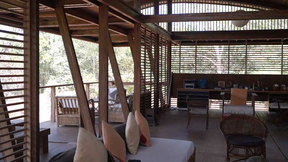 এই বাড়ির ছাদ একাধিক স্তরে বিভিক্ত। তা এমন ভাবে তৈরি করা হয়েছে, যা পেরিয়ে তাপ, বৃষ্টি প্রবেশ করতে পারে না। ইনির দাবি, এই বাড়িই এয়ার কন্ডিশনের কাজ করে। তাই ঘর ঠান্ডা রাখার জন্য আলাদা করে এয়ার কন্ডিশনের প্রয়োজন পরে না এখানে।