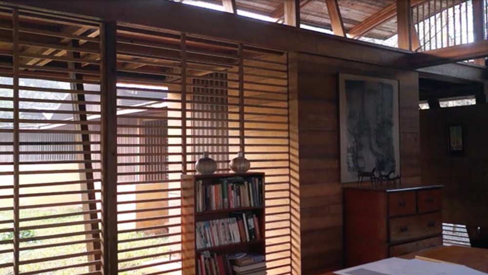 শুধু তাই নয়, বাড়ির মধ্যে রয়েছে বৃষ্টির জল সংরক্ষণের ব্যবস্থা। যার মাধ্যমে বছরে প্রায় সাত লক্ষ লিটার জল ধরে রাখা যায়। সেই জলকে পরিশোধন করে বিভিন্ন কাজে ব্যবহার করা হয়। বাড়ির সুইমিং পুলেও ব্যবহৃত হয় সেই জল।