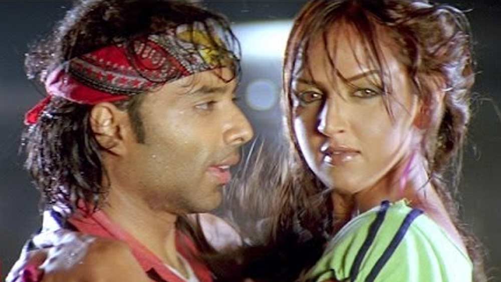 ২০০৪ সালে এষা সুযোগ পান ‘ধুম’ ছবিতে। এই ছবির জন্য তিনি অনেক ওজন কমিয়ে ফেলেন। এর আগে তাঁর চেনা চেহারার থেকে অনেক বেশি সাহসী অবতারে তিনি ধরা দেন এই ছবিতে। তিনি এই ছবিতে বিকিনিও পরেন। বক্স অফিসে ‘ধুম’ সুপারহিট হয়।