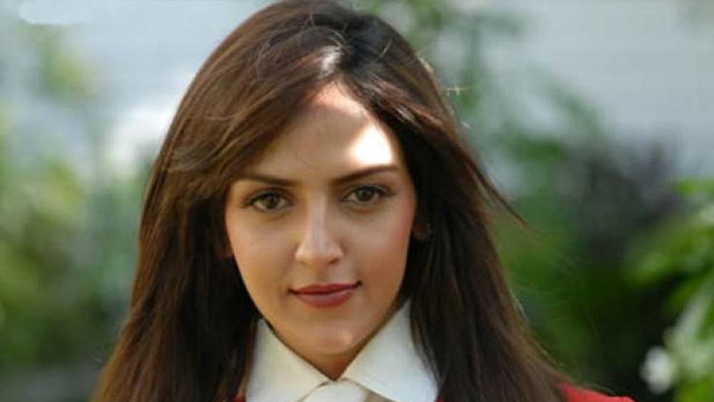 এর পর ধর্মেন্দ্র মেয়েকে শেষ বারের মতো সুযোগ দেন। শর্ত দেন, হয় তাঁকে সফল ছবির অংশ হিসেবে প্রমাণ করে দেখাতে হবে। নয়তো বসতে হবে বিয়ের পিঁড়িতে।