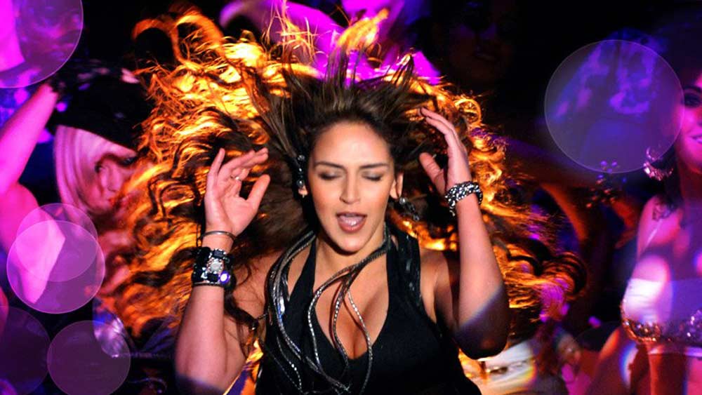 উপায় না দেখে হেমা নিজেই মেয়ের জন্য একটি ছবি প্রযোজনা করেন। ছবির নাম ছিল ‘টেল মি ও খুদা’। ছবির পরিচালকও মাঝপথে চলে যান। শেষে পরিচালনার ভারও নেন হেমা নিজেই।