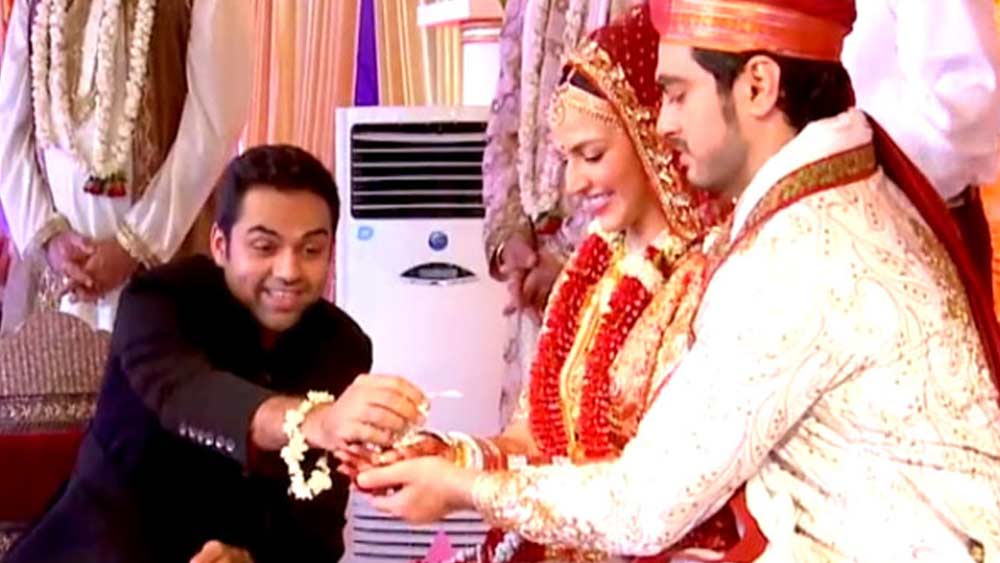 এষার বিয়ের অনুষ্ঠানে ধর্মেন্দ্র এলেও আসেননি সানি ও ববি দেওল। যদিও তাঁদের মধ্যে সম্পর্ক খুব তিক্ত ছিল না। কিন্তু শোনা যায়, ধর্মেন্দ্র প্রথম পক্ষের স্ত্রীর আপত্তিতে তা সম্ভব হয়নি। তবে অভয় দেওল হাজির ছিলেন এষার বিয়েতে।