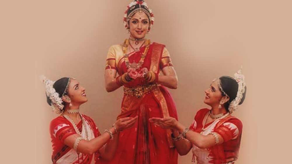 এষার কেরিয়ার দেখে তাঁর ছোট বোন অহনা আর বলিউডে পা রাখেননি। এখন এষা ব্যস্ত তাঁর স্বামী ও দুই সন্তানের সংসার নিয়ে। মাঝে মাঝে তাঁকে দেখা যায় মা ও বোনের সঙ্গে নাচের মঞ্চে। পাশাপাশি দেখা যায় বিভিন্ন অনুষ্ঠানে।