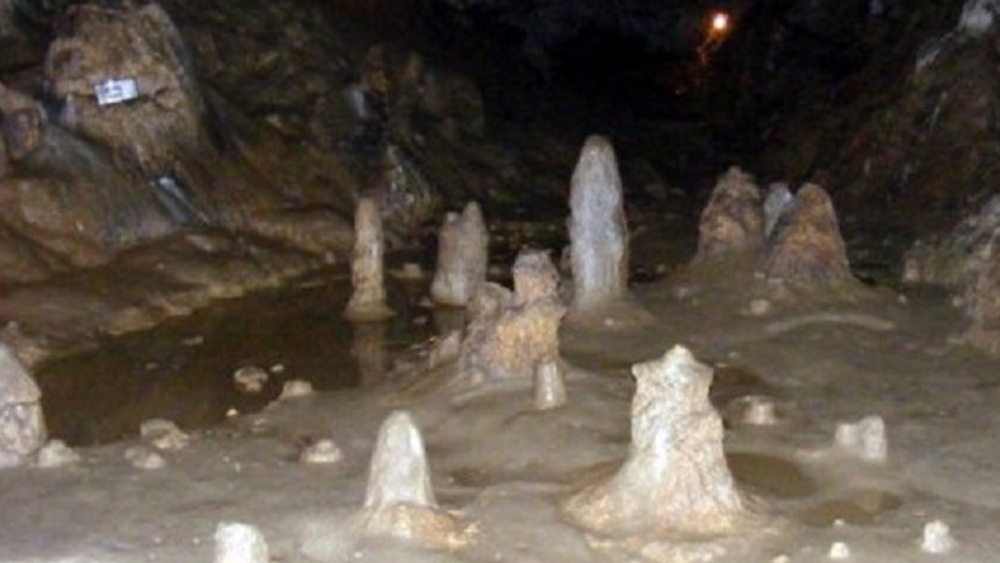 প্রকৃতির নিয়মে এই গুহায় বায়ুমণ্ডল পৃথিবীর বাকি অং‌শের তুলনায় আলাদা। সাধারণত পৃথিবীর বায়ুমণ্ডলের গ্যাসীয় অনুপাতের ২১ শতাংশ অক্সিজেন। কিন্তু মোভাইল গুহায় অক্সিজেনের উপস্থিতি মাত্র ৭-১০ শতাংশ।