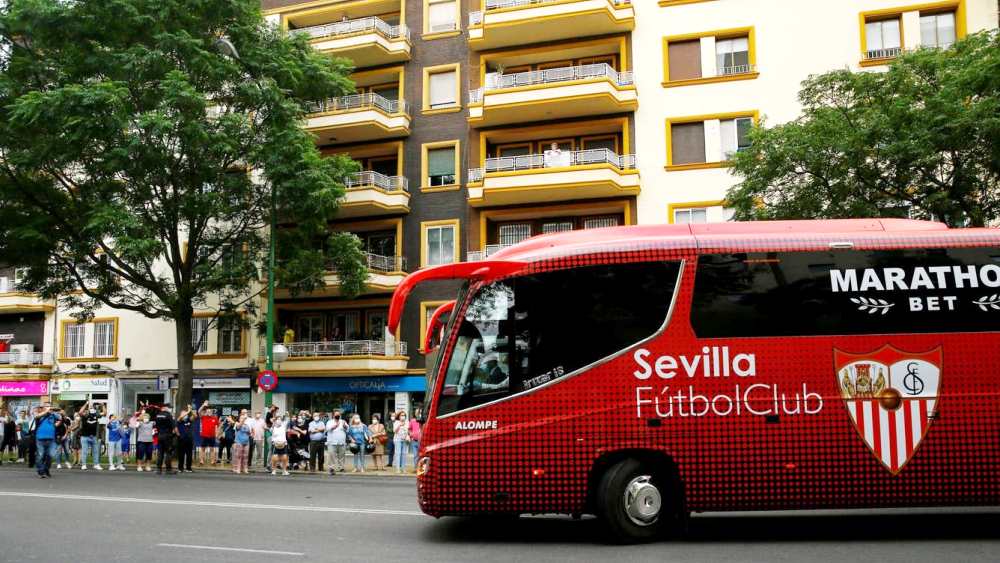 হোটেল থেকে বাসে করে মাঠে আসার সময় দলের প্রত্যেক সদস্যকে মুখাবরণ এবং গ্লাভস পরে থাকতে হবে। ড্রেসিংরুমেও সব সময় এগুলি পরে থাকতে হবে। একমাত্র ওয়ার্ম-আপ করার সময় এবং ম্যাচের মধ্যে মুখাবরণ এবং গ্লাভস খোলা যাবে।