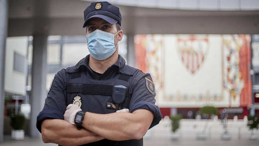 মাঠে এসে একটি দরজা দিয়েই দলের সকলকে ঢুকতে হবে। প্রবেশের জন্য সময় নির্দিষ্ট করে বলে দেওয়া হবে, যাতে ভিড় এড়ানো যায়। প্রত্যেকের শরীরের তাপমাত্রা মাপা হবে।