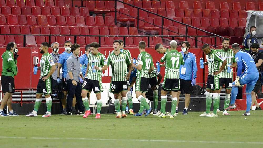 ফুটবলারদের প্রত্যেকের নিজস্ব জলের বোতল থাকবে। বোতলটি তিনি ছাড়া অন্য কেউ ব্যবহার করতে পারবেন না। কোনও ফুটবলারের চোট লাগলে সেই ফাঁকে কারও হাত থেকে বোতল নিয়ে জল পান করা যাবে না।