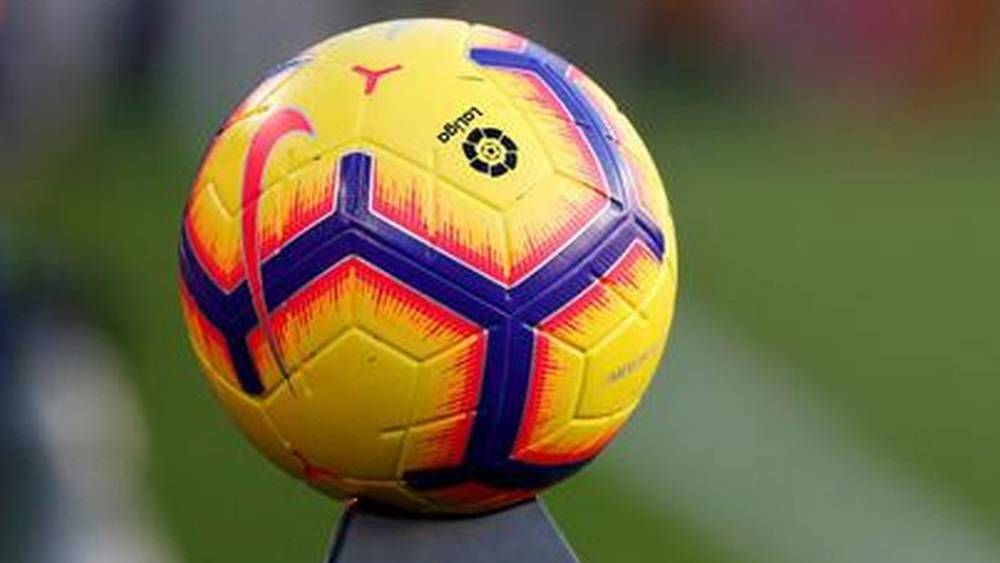 কিক-অফের আগে ফুটবলটিকে জীবাণুমুক্ত করা হবে। বলবয়দের কাছেও ‘ডিসইনফেক্ট্যান্ট স্প্রে’ থাকবে। যখনই মাঠের বাইরে বল আসবে, তারা সেই স্প্রে দিয়ে জীবাণুমুক্ত করে বলটিকে মাঠে ফেরত দেবে। বল-বয়দের প্রত্যেককে গ্লাভস ও মুখাবরণ পরে থাকতে হবে।