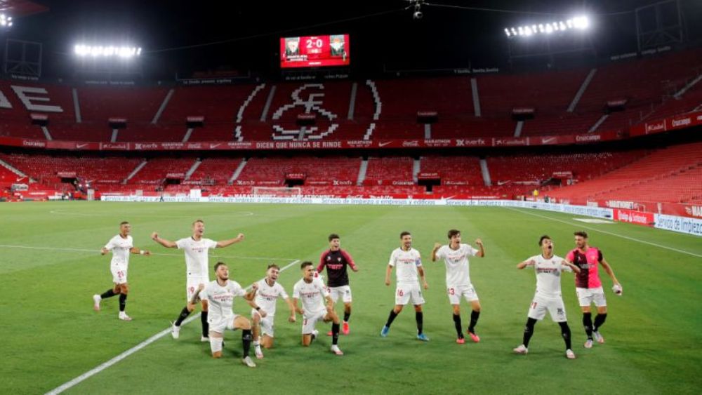 অতিরিক্ত ফুটবলারদের যে ‘বিব’ (জার্সির উপরে হাতকাটা যে পোশাক পরেন) দেওয়া হবে, তা এক জনেরটা অন্য কেউ ব্যবহার করবেন না।