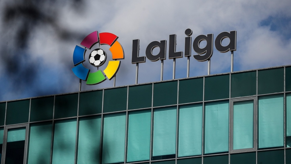 ম্যাচ শুরুর আগে অধিনায়কদের মধ্যে বা রেফারিদের সঙ্গে করমর্দনের প্রথা বন্ধ। একে অন্যকে স্বাগত জানাতে শারীরিক দূরত্বের নিয়ম মানতে হবে।