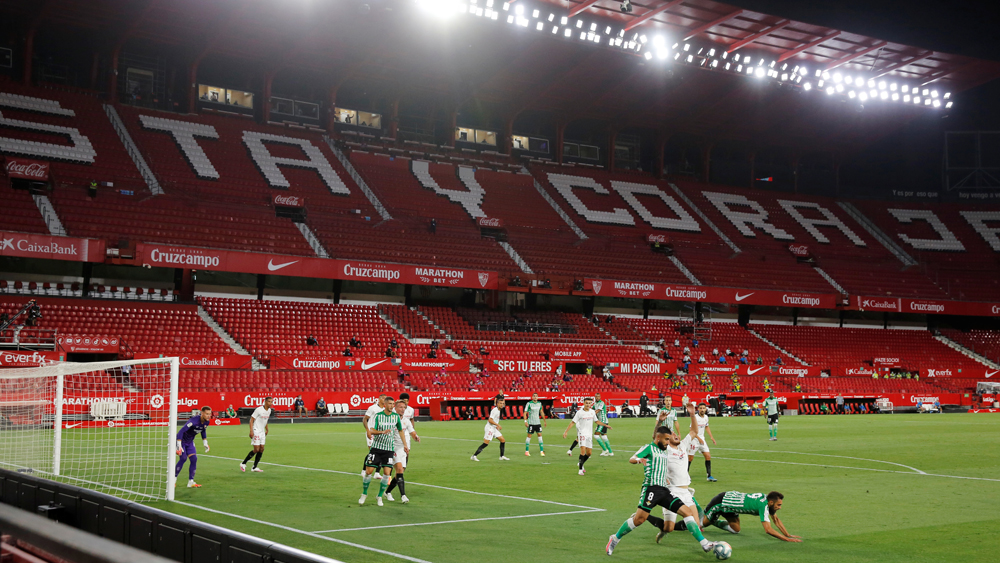 টানেল দিয়ে মাঠে আসার আগে প্রত্যেককে স্যানিটাইজার দিয়ে হাত জীবাণুমুক্ত করতে হবে। আবার মাঠ থেকে ড্রেসিংরুমে ফেরার আগেও স্যানিটাইজ়ার লাগিয়ে নিতে হবে।