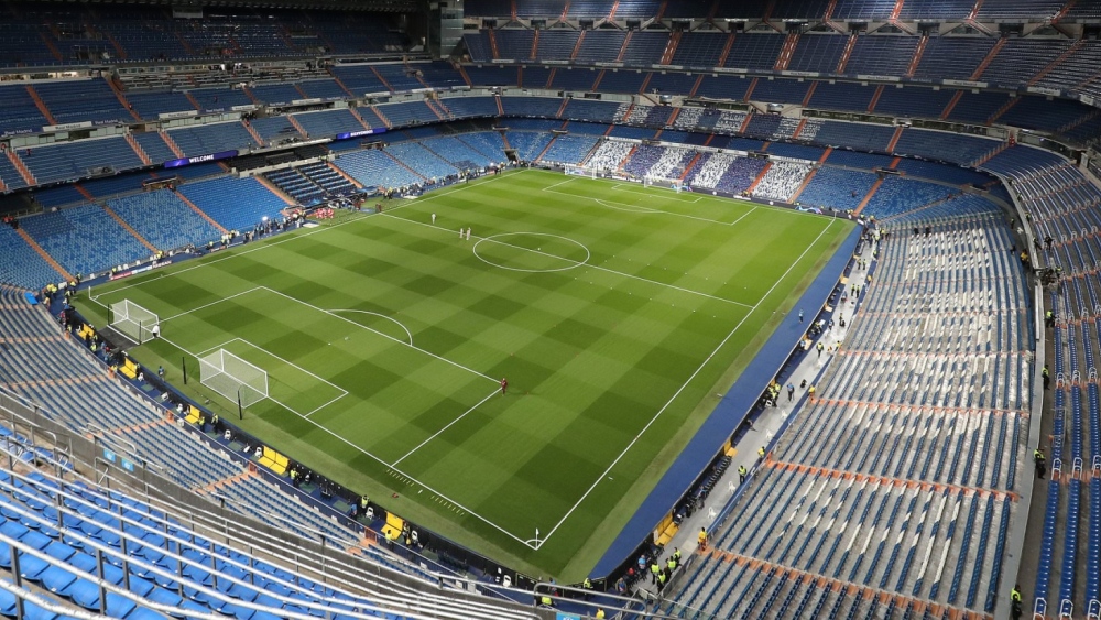 টানেলের মধ্যে আগের মতো সারিবদ্ধ ভাবে গা ঘেঁষাঘেঁষি করে দাঁড়ানো যাবে না। মাঠে নামার সময়ে দু’দলের পাশাপাশি হাঁটার প্রথাও বন্ধ। আগে-পরে সারিবদ্ধ ভাবে শারীরিক দূরত্ব মেনে মাঠে নামবেন ফুটবলাররা।