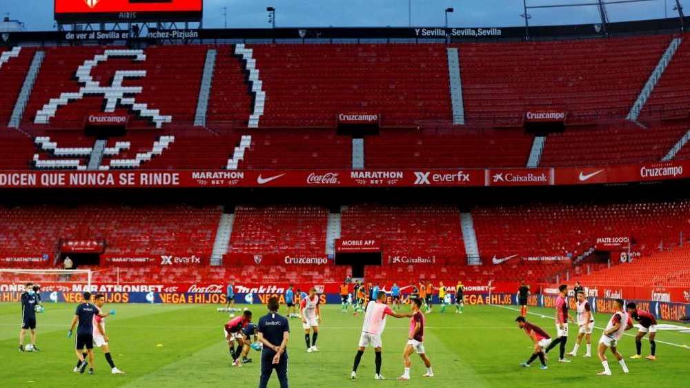 বিরতিতে জার্সি খুলে জীবাণুমুক্ত করার নির্দিষ্ট স্থানেই তা রাখতে হবে। স্নানের জন্য ‘শাওয়ার’ ব্যবহারেও বিধিনিষেধ থাকবে।