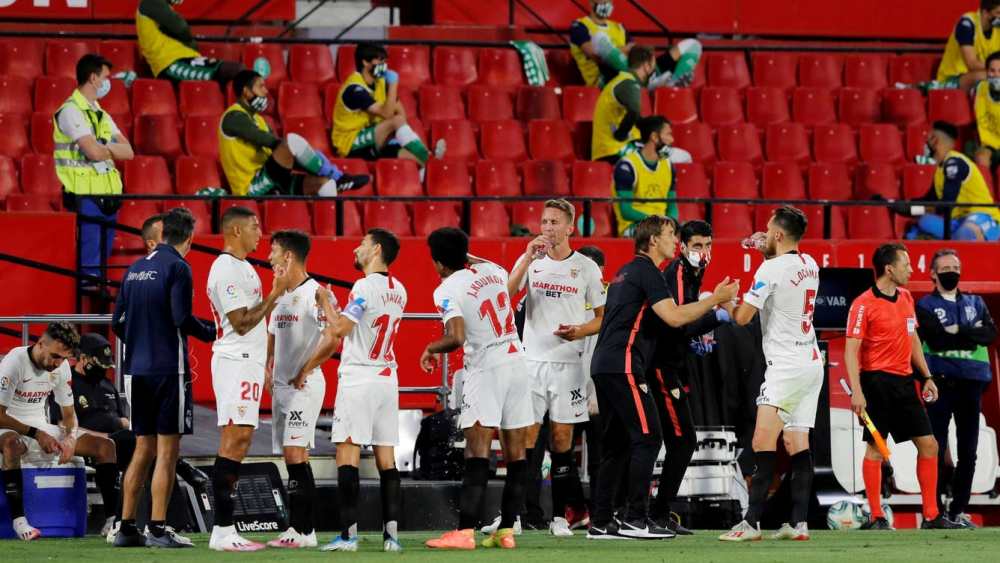 রেফারিদের জন্যও নিয়ম থাকছে। ম্যাচের চব্বিশ ঘণ্টা আগে করোনা পরীক্ষায় ফল ‘নেগেটিভ’ হতে হবে। তাঁদের আলাদা ড্রেসিংরুম থাকবে।