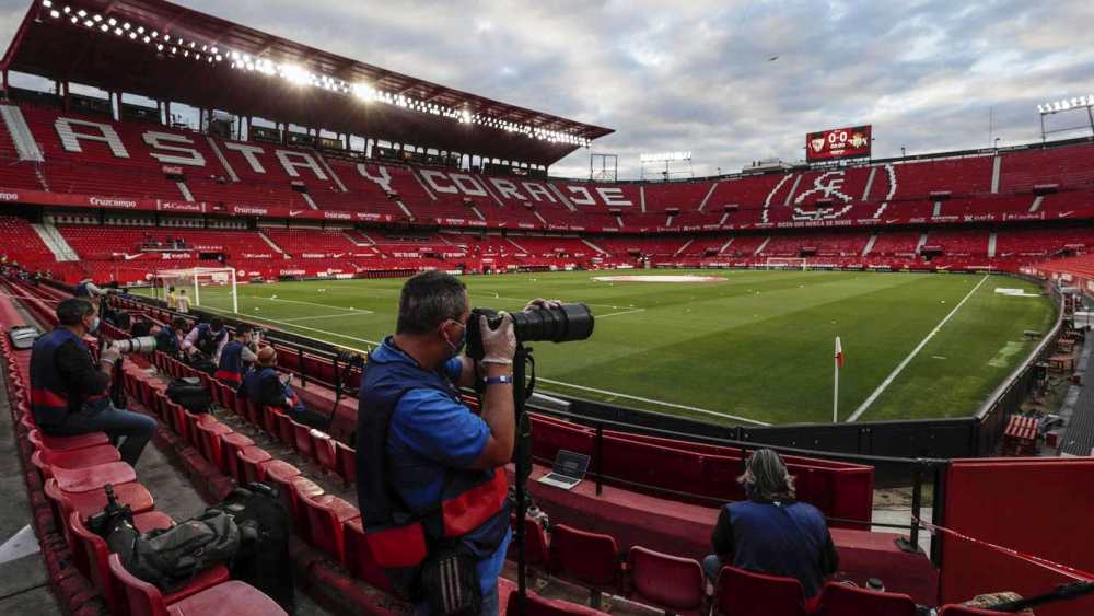 স্টেডিয়ামে তিনটি ‘জোন’ করা হচ্ছে। ‘গ্রিন জোন’ সব চেয়ে স্পর্শকাতর। যা মূলত ফুটবলারদের প্রবেশ-পথ, ড্রেসিংরুম এবং মাঠ। ‘ব্লু জোন’ সাংবাদিকদের অঞ্চল বা ডিরেক্টরদের বক্স। ‘রেড জোন’ কার পার্কিং, টিমবাস রাখার জায়গা।