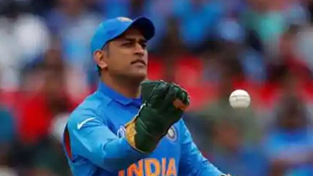 পাঁচে মহেন্দ্র সিংহ ধোনি। ৯৮ ম্যাচে ৩৭.৬০ গড়ে ১৬১৭ রান করেছেন বিশ্বক্রিকেটের অন্যতম সেরা ফিনিশার। স্ট্রাইকরেট ১২৬.১৩। এর সঙ্গে উইকেটকিপার হিসেবে ৫৭ ক্যাচ ও ৩৪ স্টাম্পিং রয়েছে। এই ফরম্যাটে বিশ্বকাপজয়ী অধিনায়ক তিনি।