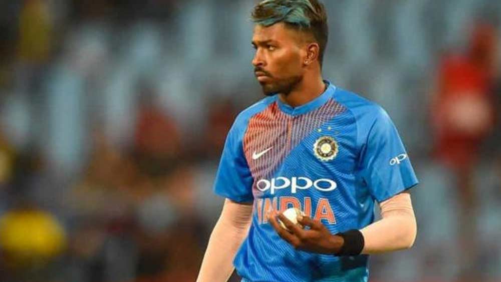 ছয়ে বাবর আজম রেখেছেন অলরাউন্ডার হার্দিক পাণ্ড্যকে। ৪০ টি-টোয়েন্টিতে ১৪৭.৬১ স্ট্রাইক রেটে ৩১০ রান করেছেন তিনি। সর্বোচ্চ অপরাজিত ৩৩। মিডিয়াম পেসে নিয়েছেন ৩৮ উইকেট। ৩৮ রানে চার উইকেট তাঁর সেরা বোলিং।