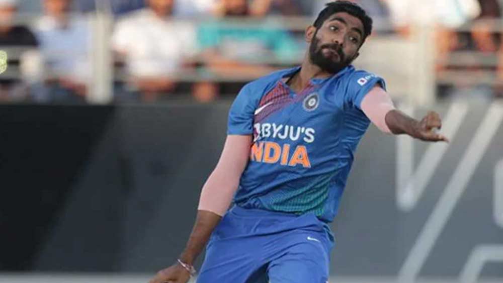 জশপ্রীত বুমরা তাঁর বৈচিত্র ও অভ্রান্ত নিশানায় এই ফরম্যাটে যে কোনও দলের সম্পদ। ৫০ টি-টোয়েন্টিতে তিনি নিয়েছেন ৫৯ উইকেট। ১১ রানে তিন উইকেট তাঁর সেরা বোলিং। গড় ২০.২৫, স্ট্রাইক রেট ১৮.২, ইকনমি রেট ৬.৬৬। ডেথ ওভারে তাঁর ইয়র্কার ব্যাটসম্যানদের কাছে আতঙ্ক।