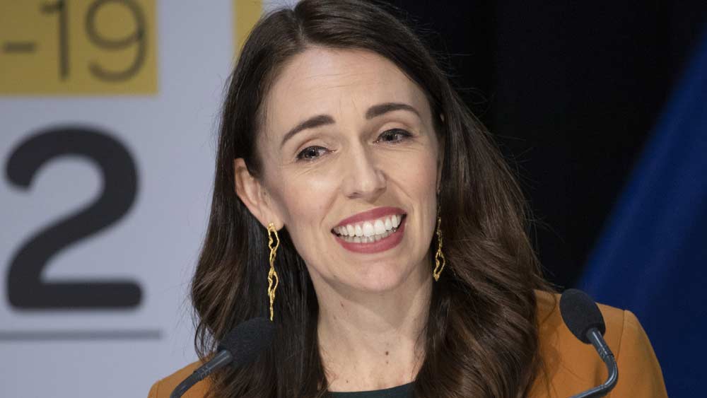 সবাইকে ছাপিয়ে গিয়েছেন নিউজিল্যান্ডের প্রধানমন্ত্রী জেসিন্ডা আর্ডের্ন। দেশে করোনা পরিস্থিতি নিয়ন্ত্রণে সম্পূর্ণ নিজের পথ অনুসরণ করেছেন ৩৯ বছর বয়সি এই রাষ্ট্রপ্রধান।