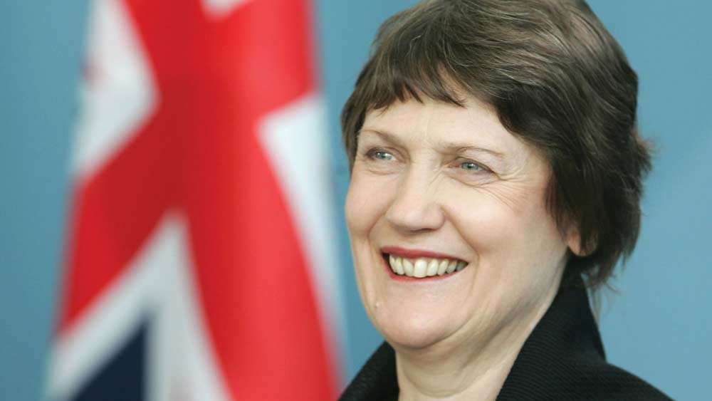 ১৯৯৯ থেকে ২০০৮ অবধি সে দেশের প্রধানমন্ত্রী ছিলেন ক্লার্ক। লেবার পার্টির সদস্য হিসেবে আর্ডের্নের রাজনীতিতে হাতেখড়ি ক্লার্কের নেতৃত্বেই। ২০১৭ সালের ২৬ অক্টোবর তিনি নিউজিল্যান্ডের ৪০তম প্রধানমন্ত্রী হিসেবে শপথগ্রহণ করেন।