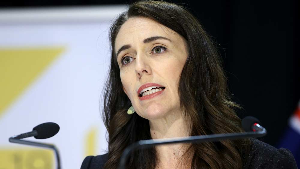 ক্লার্ক আরও মনে করেন, আর্ডের্ন শুধু সুদক্ষ রাজনীতিকই নন। তিনি সংযোগ রক্ষা করার বিষয়েও পটু। করোনা পরিস্থিতিতে প্রধানমন্ত্রী আর্ডের্ন নিয়মিত ফেসবুক লাইভ করেছেন। আটপৌরে ভাবে বলা তাঁর তথ্যবহুল বার্তা মন জয় করেছে দেশবাসীর।