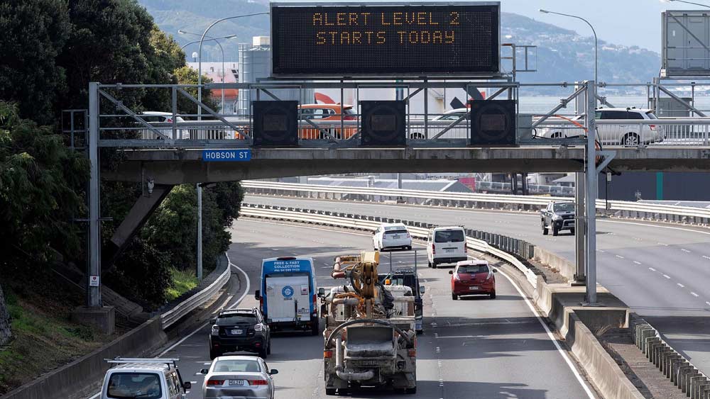 মার্চের শেষ দিকে লকডাউনে যাওয়ার প্রস্তুতি নিচ্ছিল নিউজিল্যান্ড। সে সময় সাধারণ একটি সোয়েট শার্ট পরে নিজের শিশুকন্যাকে পাশে বসিয়ে বাসভবন থেকে বার্তা দেন আর্ডের্ন। দেশবাসীর সমস্যা যে প্রধানমন্ত্রীরও সমস্যা, তিনি স্পষ্টতই বুঝিয়ে দিয়েছিলেন নিজের আচরণে।