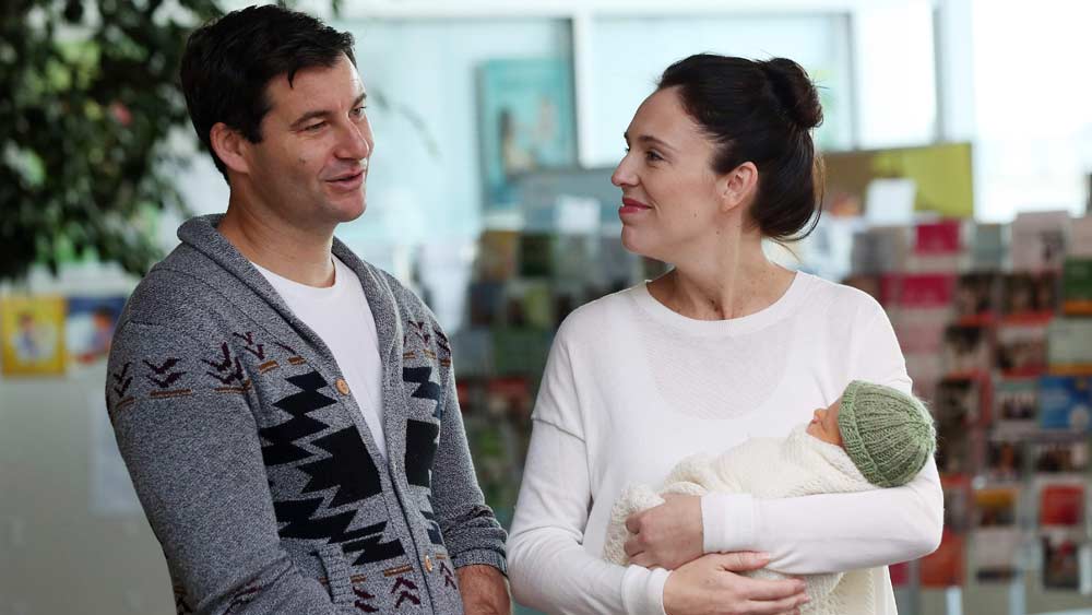 আর্ডের্ন বলেছিলেন, দেশবাসী যেন নিজের বাড়িতেই থাকেন। এক জন মা হিসেবে তিনিও বোঝেন, বাচ্চাদের পার্কে না নিয়ে গেলে কী হয়। কিন্তু একইসঙ্গে সতর্ক করেন যে, খোলা জায়গায় ৭২ ঘণ্টা অবধি জীবিত থাকে কোভিড জীবাণু।