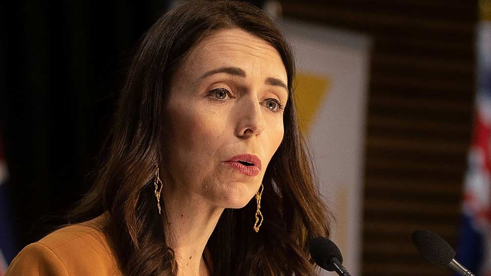 সাংবাদিকদের সঙ্গে আর্ডের্নের আচরণ ছিল সৌজন্যমূলক। এই কঠিন পরিস্থিতিতে সাংবাদিকদের কোনও প্রশ্নে তিনি মেজাজ হারাননি। বরং, কোনও সাংবাদিক যখন প্রশ্ন করতে ভুলে গিয়েছে, মজা করে আর্ডের্ন বলেছেন, তাঁর ঘুম কম হচ্ছে!