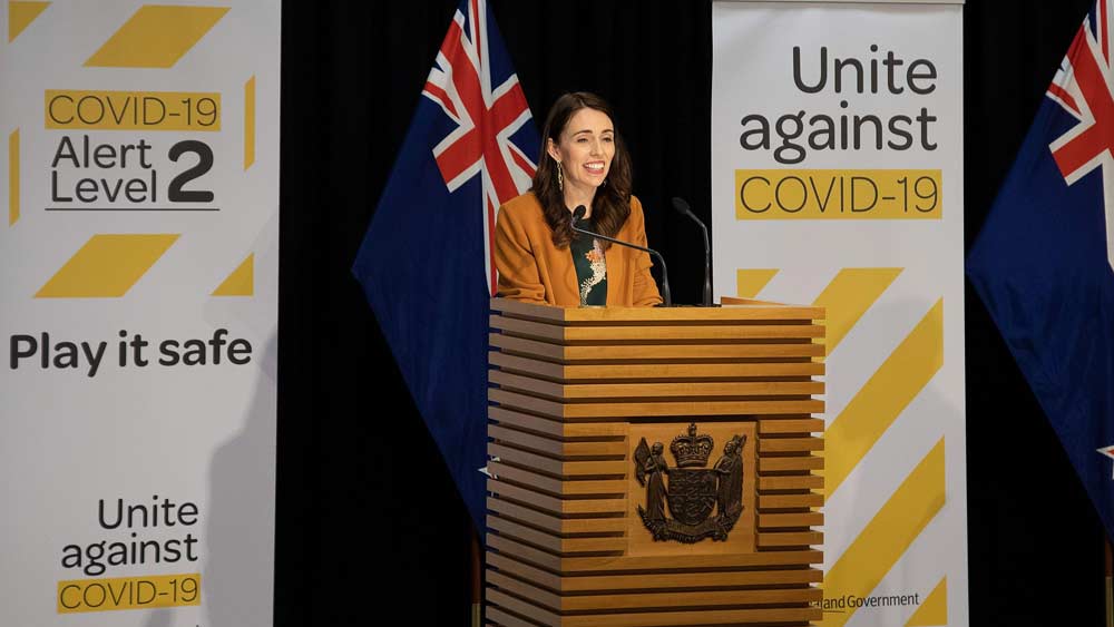 আর্ডের্নের জন্ম ১৯৮০-র ২৬ জুলাই নিউজিল্যান্ডের হ্যামিল্টন শহরে। তাঁর বড় হয়ে ওঠা মরিন্সভিলের মোরমোন শহরে। বাবা ছিলেন পুলিশকর্মী। মা কাজ করতেন স্কুলের কেটারিং সংস্থায়। স্কুলে পড়তেই প্রথম কাজ স্থানীয় ফিশ অ্যান্ড চিপসের দোকানে। পরবর্তীতে তিনি ওয়াইকাটো বিশ্ববিদ্যালয় থেকে কমিউনিকেশন স্টাডিজে স্নাতক হন।