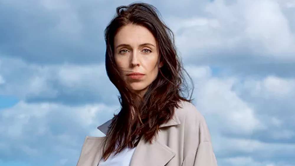 আত্মীয়া মেরি আর্ডের্নের হাত ধরে মাত্র ১৭ বছর বয়সে জেসিন্ডা যোগ দেন নিউজিল্যান্ডের লেবার পার্টিতে। তার পর ধাপে ধাপে তাঁর উত্তরণ ঘটেছে রাজনীতির আলিন্দে। প্রথমে দাপুটে বিরোধী নেত্রী। তার পর দেশের প্রধানমন্ত্রী।