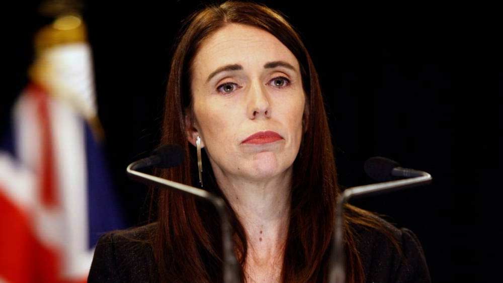 গোঁড়া পরিবেশে বড় হওয়া জেসিন্ডা কয়েক বছর আগে নিজেকে নিরীশ্বরবাদী বলে ঘোষণা করেছেন। কারণ হিসেবে জানিয়েছেন, গির্জার সঙ্গে তাঁর ব্যক্তিগত দৃষ্টিভঙ্গির সঙ্ঘাত হচ্ছে। বিশেষ করে, সমকামীদের প্রতি গির্জার বৈষম্যমূলক আচরণ তিনি মেনে নিতে পারছেন না।