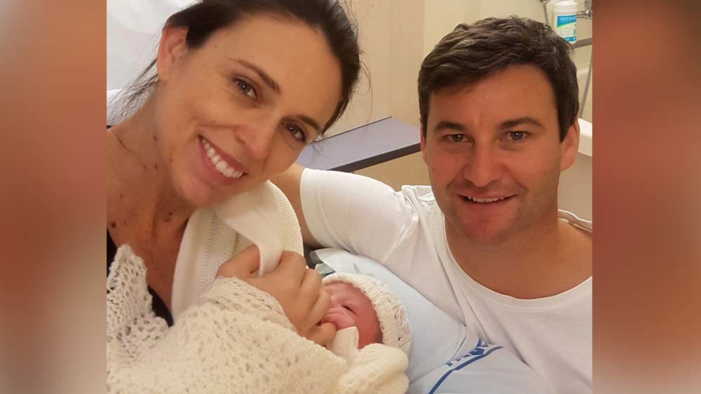 বিশ্বে জেসিন্ডাই দ্বিতীয় মহিলা যিনি রাষ্ট্রপ্রধানের দায়িত্বে থাকাকালীন মা হয়েছেন। তাঁর আগে ১৯৯০ সালে পাকিস্তানের প্রধানমন্ত্রী থাকাকালীন মা হন বেনজির ভুট্টো। জেসিন্ডা এবং ক্লার্ক তাঁদের মেয়ের নাম রেখেছেন নেভ তে আরোহা।