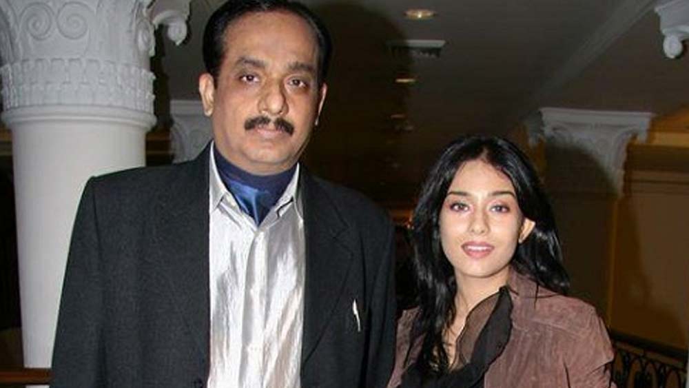 ১৯৮১ সালের ৭ জুন অমৃতার জন্ম মুম্বইয়ের এক রক্ষণশীল পরিবারে। স্বাধীনতা সংগ্রামী অমৃত রাওয়ের নামে তাঁর নামকরণ করেন তাঁর ঠাকুরদা। অমৃতার বাবা একটি বিজ্ঞাপনের এজেন্সি চালান। তাঁর যমজ বোন প্রীতিকাও অভিনেত্রী।