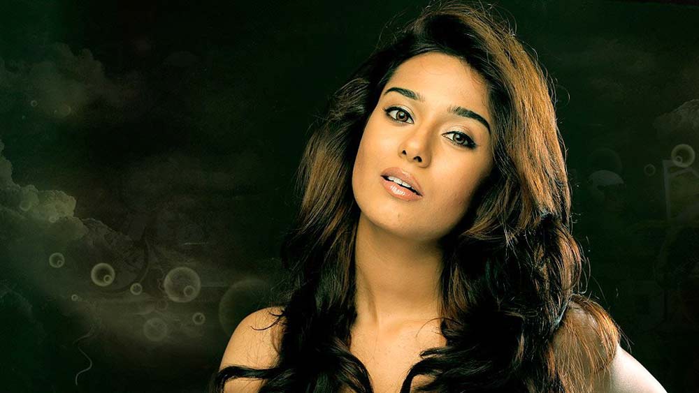 সে ছবিতে তাঁকে দেখে মুগ্ধ হন চলচ্চিত্র সমালোচকরা। অভিনয় প্রতিভার পাশাপাশি প্রশংসিত হয় তাঁর নৃত্যদক্ষতা এবং নিষ্পাপ সৌন্দর্য।