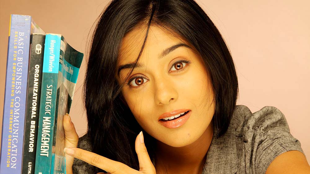 পরের বছর, ২০০৩ সালে তিনি অভিনয় করেন শাহিদ কপূরের বিপরীতে ‘ইশক ভিশক’-এ। বক্স অফিসে সুপারহিট হয় সেই রোমান্টিক ড্রামা। এর পর বিবেক ওবেরয়ের সঙ্গে জুটি বেঁধে অ্যাডাল্ট কমেডি ‘মস্তি’-ও দাগ কেটে যায় দর্শকদের মনে।