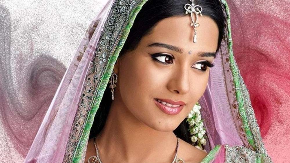 খাদের মুখে চলে গিয়েও অমৃতা ফিরে এসেছিলেন শ্যাম বেনেগালের ‘ওয়েলকাম টু সজ্জনপুর’ ছবির হাত ধরে। সমালোচকদের দরবারে ছবিটি উচ্চ প্রশংসিত হয়। শ্রেয়স তলপাড়ের বিপরীতে অমৃতার অভিনয় ছিল ছবির অন্যতম মূল সম্পদ।