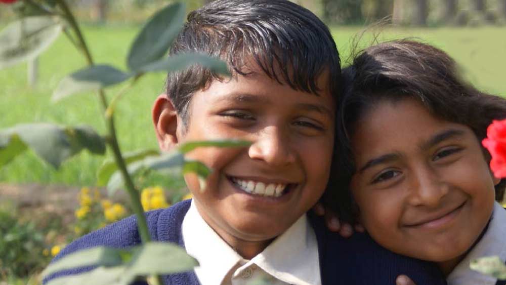 সেই ফার্মের কাজ বাড়তেই স্থানীয় মানুষরা অংশ নিতে থাকেন। লুম্বা দম্পতি দেখলেন, গ্রামের মানুষ যখন ফার্মে কাজ করছেন, তখন তাঁদের বাচ্চারা ফার্মের আশেপাশে ঘুরে বেড়াচ্ছে।