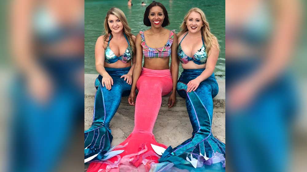 বাচ্চা থেকে বুড়ো, মৎস্যকন্যাদের শো দেখতে হুমড়ি খেয়ে পড়ত সবাই।