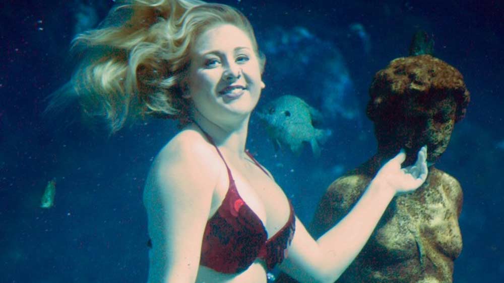 মৎস্যকন্যা সাজতে মডেলরা আসতেন বিভিন্ন জায়গা থেকে। মৎস্যকন্যার পোশাক পরে জলে নেচে বেড়াতেন তাঁরা।