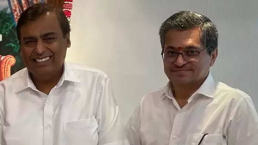 ভারতের বাণিজ্যমহলে অবশ্য খুবই পরিচিত নাম মনোজ মোদী। সবাই জানেন, তিনি মুকেশ অম্বানীর বাণিজ্যিক পদক্ষেপের পিছনে প্রধান কারিগর। ফেসবুকের সঙ্গে অম্বানীর যে ৫৭০ কোটি ডলারের চুক্তি হয়েছে, তার বিশ্বকর্মাও ইনি।