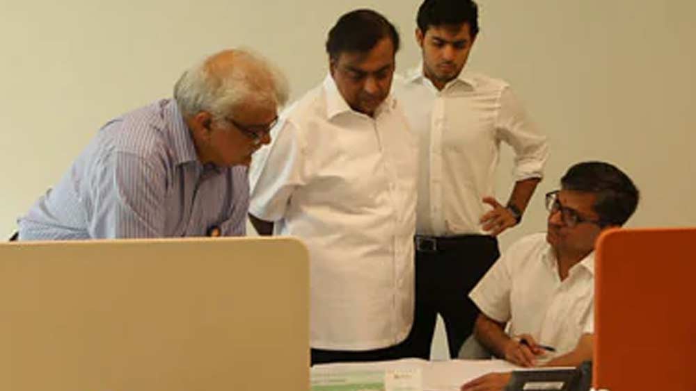 প্রচারবিমুখ মনোজ সম্বন্ধে খুব কমই জানা যায়। বয়স ষাটের কোঠায় পৌঁছনো এই ব্যক্তি তাঁর ব্যক্তিগত জীবন আড়ালে রাখতেই ভালবাসেন তিনি।