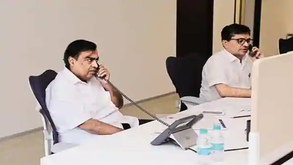 সাক্ষাৎকারও তিনি প্রায় দেন না বললেই চলে। প্রচারবিমুখ নামগুলিই যে ভারতীয় বাণিজ্যের গতি নির্ণায়ক হন, তার প্রমাণ মনোজ মোদী। বণিকমহলের কথায়, সংস্থার গুরুত্বপূর্ণ সিদ্ধান্তে চূড়ান্ত সিলমোহর দেওয়ার ব্যাপারে মনোজ মোদীর পরামর্শকে গুরুত্ব দেন অম্বানী।