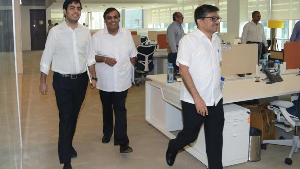 স্বল্পভাষী মনোজ নিজের কৃতিত্ব প্রকাশ্যে আনেন না। বরং তাঁর দাবি, তিনি সংস্থার কর্মীদের গড়ে তোলেন, যাতে তাঁরা সঠিক সিদ্ধান্ত নিতে পারেন। মনোজের কথায়, তাঁদের সংস্থার দৃষ্টিভঙ্গি হল, তাঁদের সঙ্গে যাঁরা ব্যবসা করছেন তাঁরা অর্থলাভ করতে পারলেই তাঁদের সংস্থা প্রতিযোগিতার বাজারে ভাল জায়গায় থাকতে পারবে।