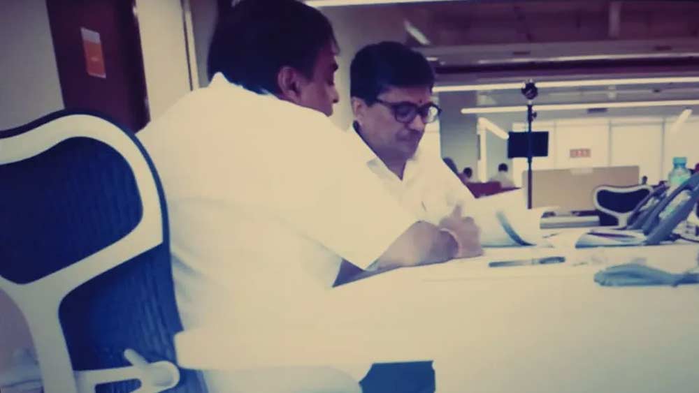 ঘনিষ্ঠ মহলে শোনা যায়, দর কষাকষিতে বা কোনও জিনিসের মধ্যস্থতা করতে মনোজ জুড়িহীন। বড় কোনও ডিলের সময় তিনি পর্দার আড়ালে থাকেন। তাঁর কথায় পদক্ষেপ করেন সংস্থার এগজিকিউটিভরা।