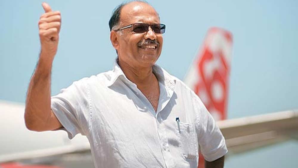 এয়ার ডেকান-এর কর্ণধার জি আর গোপীনাথের কথায়, নিজের কাজে মনোজ মোদী সেরাটুকু উজাড় করে দেন। কোনও নামী বিদেশি বিশ্ববিদ্যালয়ের প্রশিক্ষণ ছাড়াই তিনি ব্যবসার খুঁটিনাটি রাখেন নিজের নখদর্পণে।