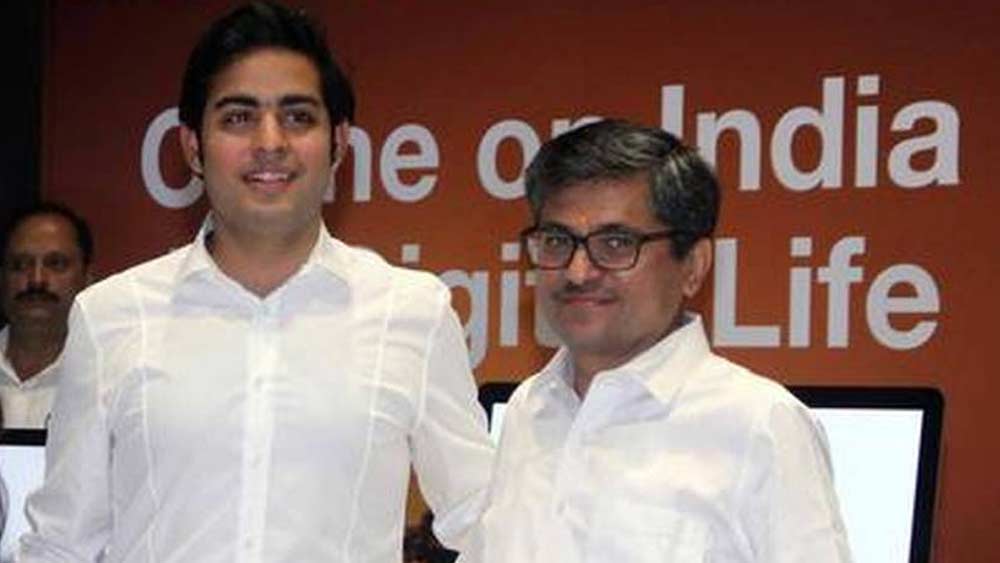 মুম্বইয়ে কেমিক্যাল টেকনোলজি নিয়ে পড়ার সময় থেকে মুকেশ অম্বানী ও মনোজ মোদী ঘনিষ্ঠ বন্ধু। আশির দশক থেকে তিনি কাজ করছেন রিলায়্যান্সে। প্রথমে ধীরুভাই অম্বানী, তার পর মুকেশ-নীতা, এখন মুকেশের ছেলেমেয়ে আকাশ ও ঈশা। তিন প্রজন্মের সঙ্গে কাজ করেছেন তিনি।