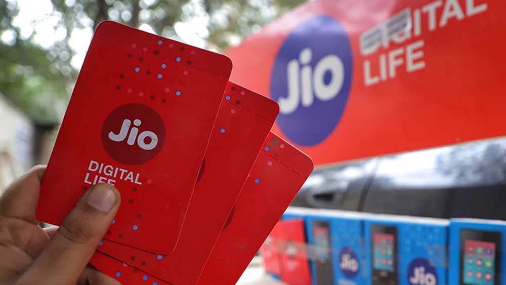 সংস্থার খুচরো ব্যবসাকে ছোট শহরের ঘরে ঘরে পৌঁছে দেওয়ার বিষয়েও গুরুত্বপূর্ণ পদক্ষেপ করেছেন মনোজ। এমনকি, জিয়ো-র দুর্দান্ত সাফল্যের পিছনেও কার্যকরী হয়েছে তাঁর মস্তিষ্কই।