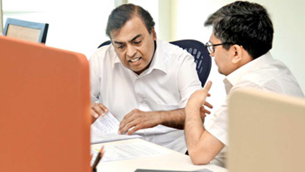 সংশ্লিষ্ট মহলের ধারণা, সে বিষয়ে মুখ খুলবেন না মনোজ মোদী বা তাঁর বস মুকেশ অম্বানী, দু’জনের কেউই। কারণ, কম কথার এই দুই ক্ষুরধার যুদ্ধক্ষেত্রেই তাঁদের পরিকল্পনা প্রকাশ করতে পছন্দ করেন।