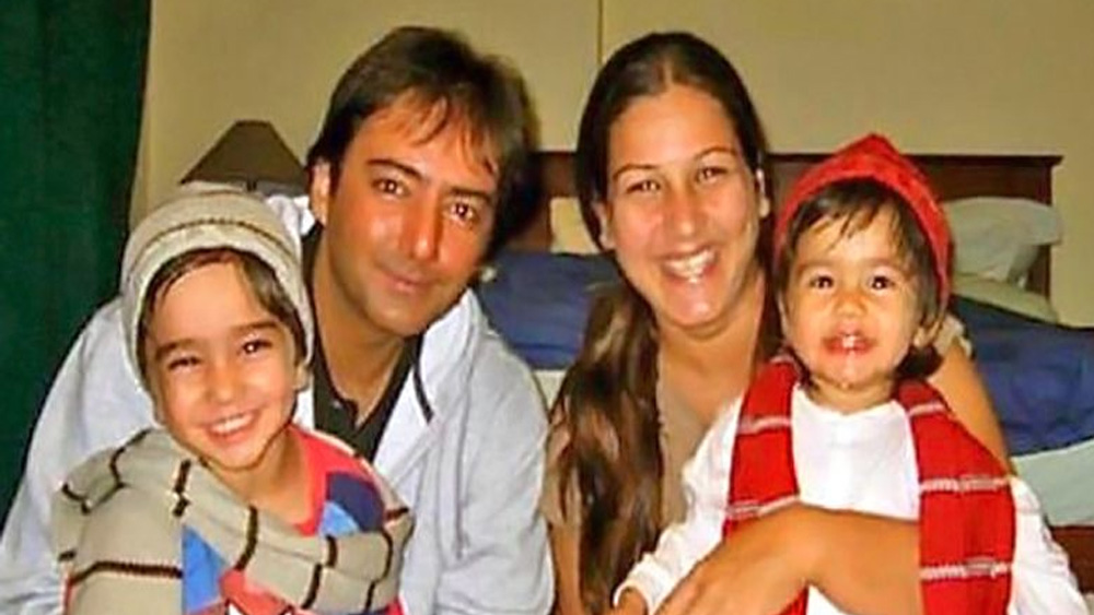 কিন্তু জীবনযুদ্ধের ব্যর্থতা প্রভাব ফেলেনি কমলের ব্যক্তিগত জীবনে। স্ত্রী ও দুই সন্তানকে নিয়ে আদ্যন্ত ঘরোয়া জীবনের ঘেরাটোপে তিনি খুশি। পরিবারের ভালবাসাই তাঁকে ভুলিয়ে দিয়েছে অতীতের রক্তাক্ত স্মৃতিকে। যেখানে এক রাতে তিনি হারিয়েছিলেন মা, বোন এবং বাবাকে।